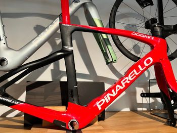 Brugt Pinarello DOGMA F RED ETAP AXS Disc 2024 Frameset 2024 Road & Gravel — billede 2 af 6