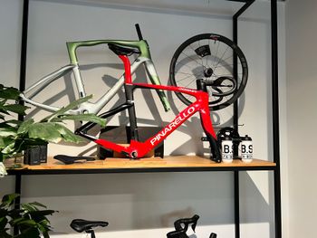 Brugt Pinarello DOGMA F RED ETAP AXS Disc 2024 Frameset 2024 Road & Gravel