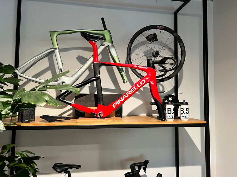Brugt Pinarello DOGMA F RED ETAP AXS Disc 2024 Frameset 2024 Road & Gravel — billede 1 af 6