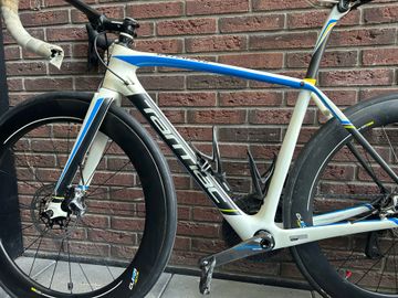 Used Specialized Tarmac SRAM Red eTap AXS 2015 Road & Gravel, White — image 5 of 8
