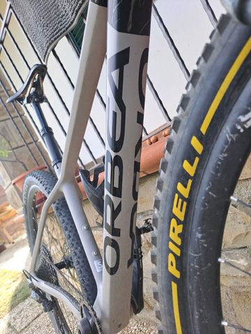 Orbea ALMA M TEAM 2021 2021 Mountainbike usato, Grigio chiaro — immagine 11 di 15