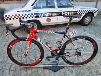 Used Trek Trek Madone 6.9 - Team Radio Shack - Michał Kwiatkowski 2011 Road & Gravel, Rot — image 3 of 13
