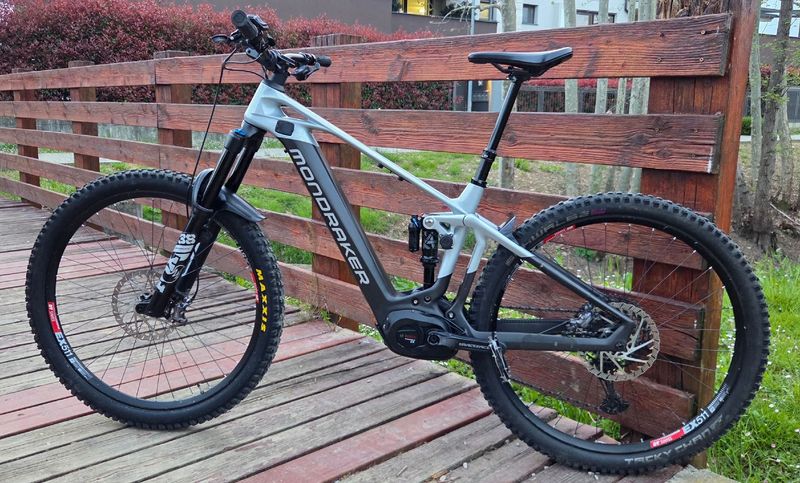 Mondraker Crafty Shimano Deore XT 2022 Mountainbike usato, Grigio chiaro — immagine 2 di 8