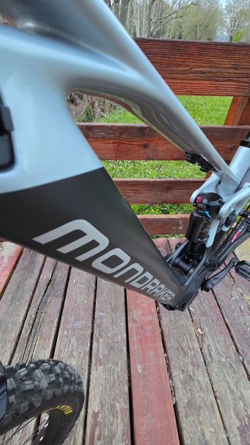Mondraker Crafty Shimano Deore XT 2022 Mountainbike usato, Grigio chiaro — immagine 6 di 8