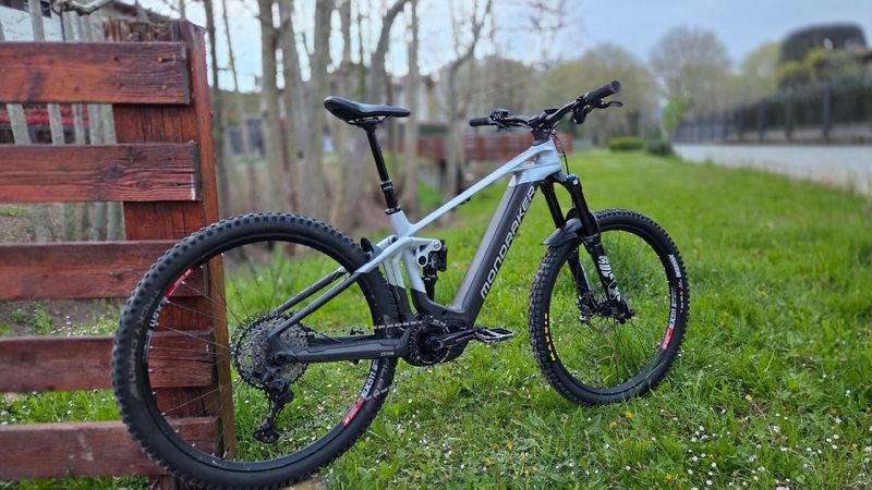 Mondraker Crafty Shimano Deore XT 2022 Mountainbike usato, Grigio chiaro — immagine 1 di 8