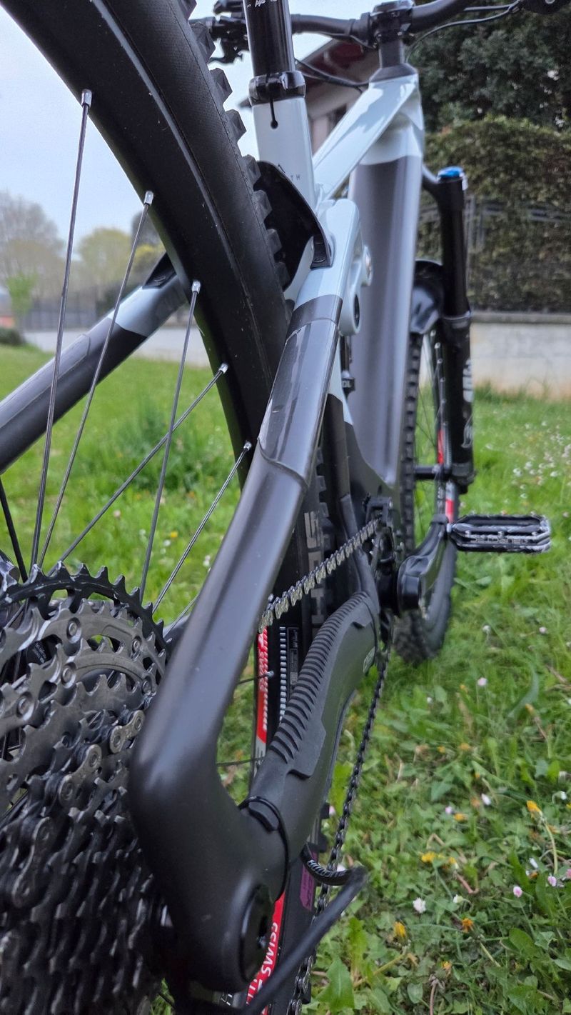 Mondraker Crafty Shimano Deore XT 2022 Mountainbike usato, Grigio chiaro — immagine 3 di 8