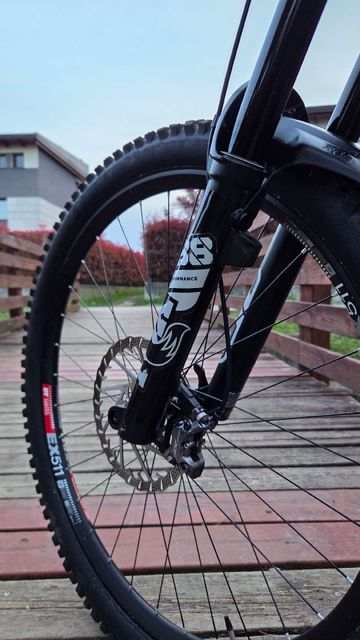 Mondraker Crafty Shimano Deore XT 2022 Mountainbike usato, Grigio chiaro — immagine 5 di 8