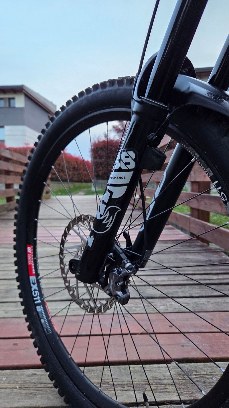 Mondraker Crafty Shimano Deore XT 2022 Mountainbike usato, Grigio chiaro — immagine 5 di 8