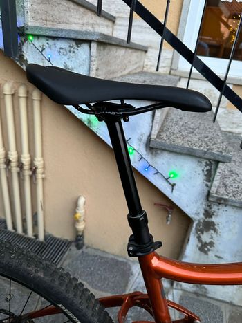 Used Giant Stance Shimano Deore 2022 Mountainbike, Orange — image 5 of 11