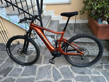 Used Giant Stance Shimano Deore 2022 Mountainbike, Orange — image 2 of 11