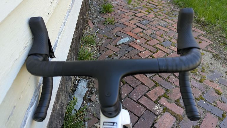 Used Canyon Ultimate CF SL 7 AXS 2024 2024 Road & Gravel, White — image 5 of 11