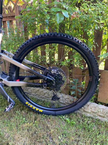 Marin Alpine Trail XR 2025 2025 Mountainbike usato, Grigio chiaro — immagine 5 di 6
