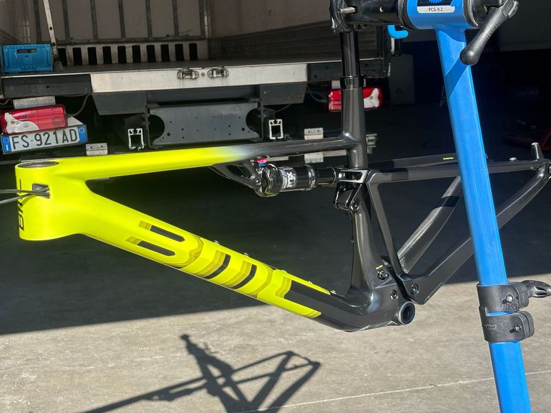 Käytetty BMC Fourstroke 01 FRS 2024 Frameset 2024 Mountainbike — kuva 2 / 11