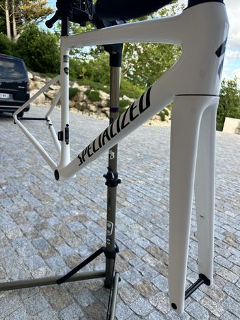 Used Specialized Tarmac SL8 Expert - Shimano Ultegra Di2 2025 Frameset 2025 Road & Gravel, White — image 10 of 17