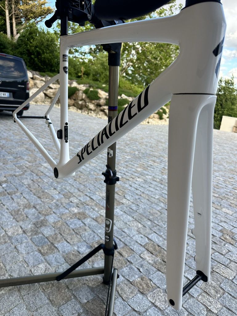 Used Specialized Tarmac SL8 Expert - Shimano Ultegra Di2 2025 Frameset 2025 Road & Gravel, White — image 10 of 17