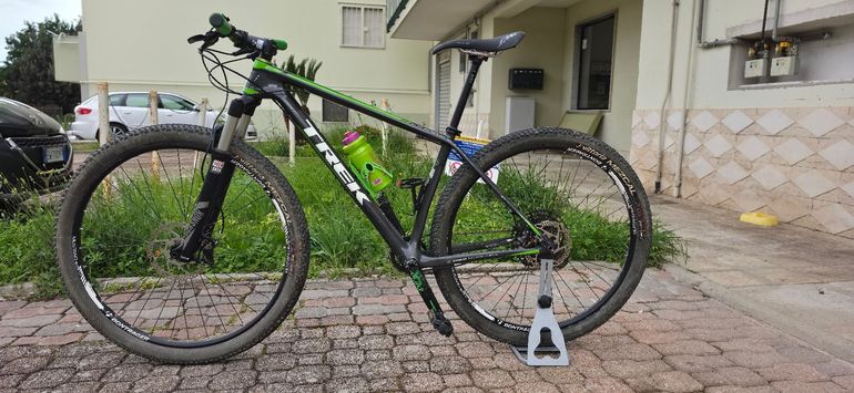 Used trek superfly 9.8 carbonio tg 18.5 Trek superfly 9.8 carbonio tg 18.5 Custom SRAM GX 2016 Mountainbike, Black, 29 — image 3 of 8