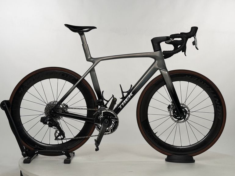 Used Trek Madone SLR 8 AXS 2025 Road & Gravel, Hellgrau — image 1 of 9