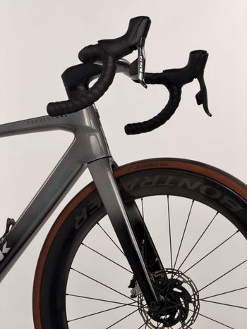 Used Trek Madone SLR 8 AXS 2025 Road & Gravel, Hellgrau — image 2 of 9