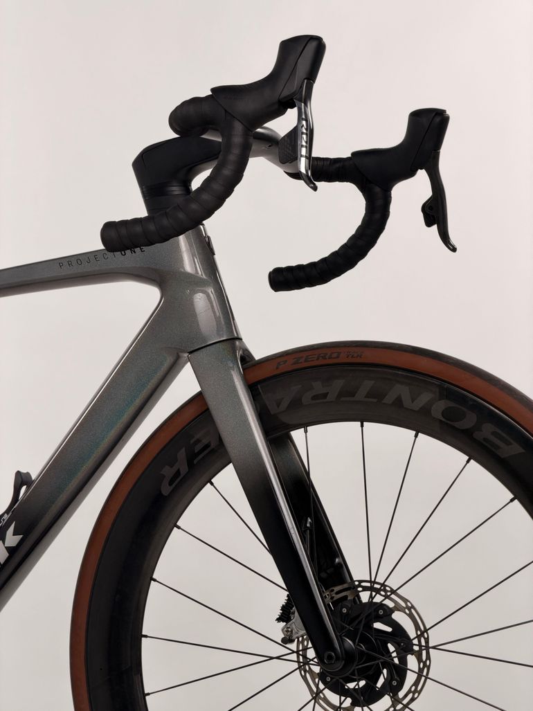 Used Trek Madone SLR 8 AXS 2025 Road & Gravel, Hellgrau — image 2 of 9
