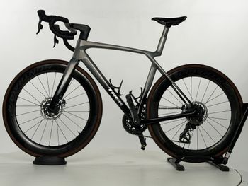 Used Trek Madone SLR 8 AXS 2025 Road & Gravel, Hellgrau — image 3 of 9