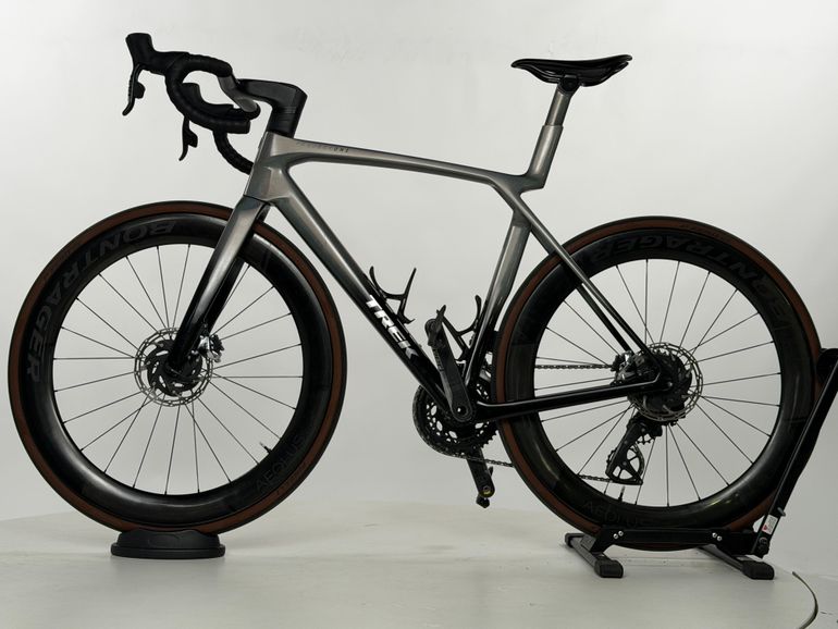 Used Trek Madone SLR 8 AXS 2025 Road & Gravel, Hellgrau — image 3 of 9