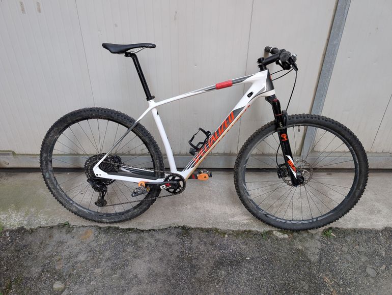 Used Specialized Stumpjumper HT Elite Carbon 29 World Cup 2017 Mountainbike — image 1 of 5