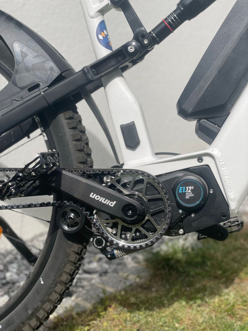 Gebrauchtes MiTech Szenario Pinion E1.12 Motor & Gearbox 2025 Mountainbike, Weiß — Bild 4 von 7