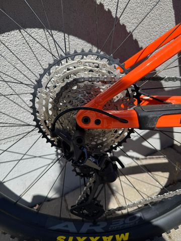 Orbea OIZ H30 2022 2022 Mountainbike usato, Arancione — immagine 2 di 7