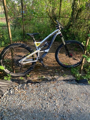 Używany YT Industries Capra Cf Pro 2015 2015 Mountainbike — zdjęcie 1 z 8