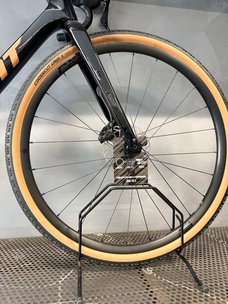 Used Giant Revolt Advanced 2 2026 2026 Road & Gravel, Black — image 3 of 5