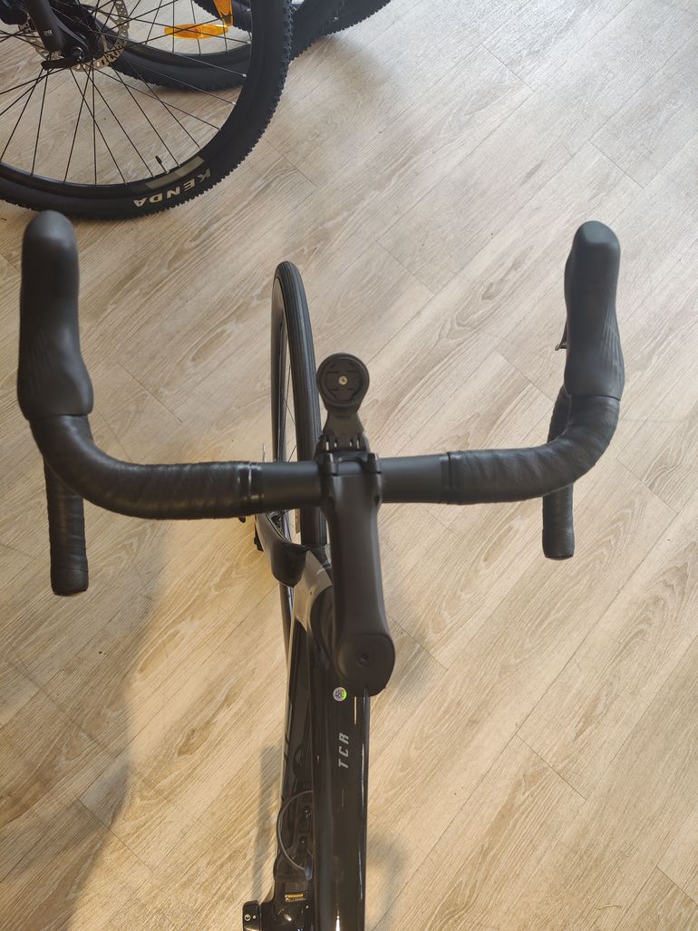 Used Giant Tcr Shimano 105 Di2 2025 Road & Gravel — image 6 of 6
