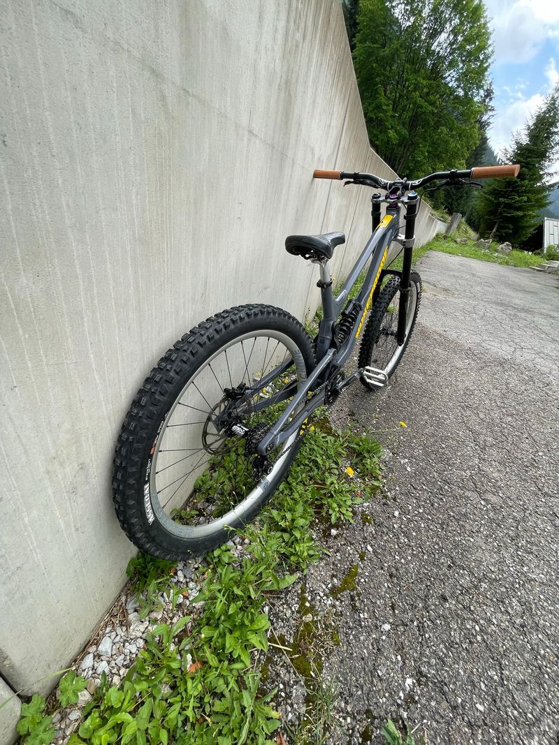 Nukeproof Dissent 290 Comp 2022 2022 Mountainbike d'occasion — image 4 sur 5