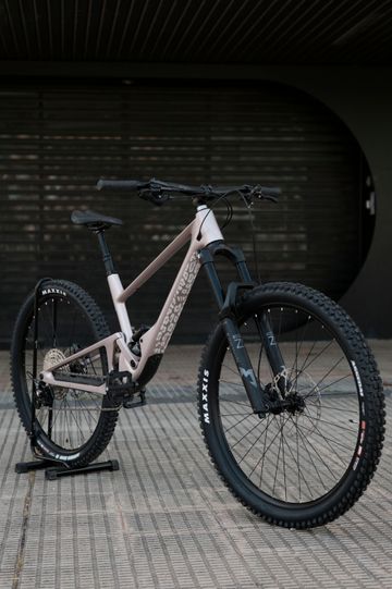 Used SCOR 4060 Shimano Deore 2024 Mountainbike, Light Gray — image 4 of 12