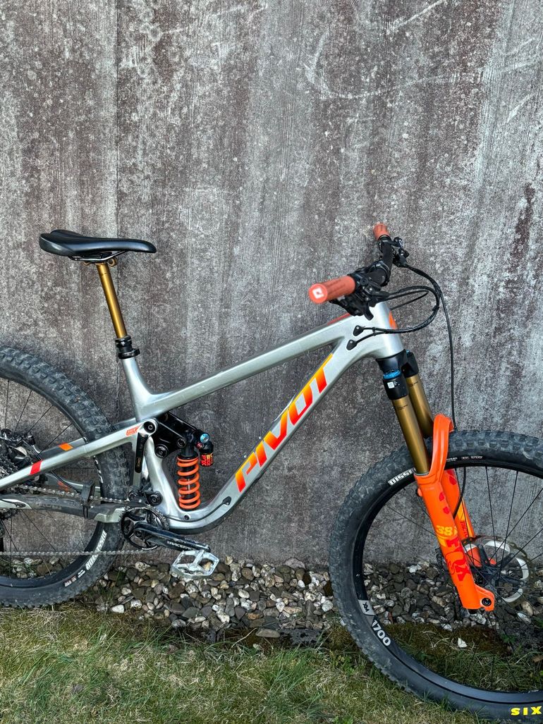 Used Pivot Firebird Shimano XTR 2024 Mountainbike, Light Gray — image 9 of 9