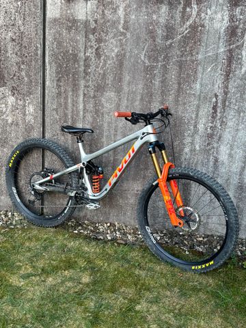 Tweedehands Pivot Firebird Shimano XTR 2024 Mountainbike — afbeelding 1 van 9