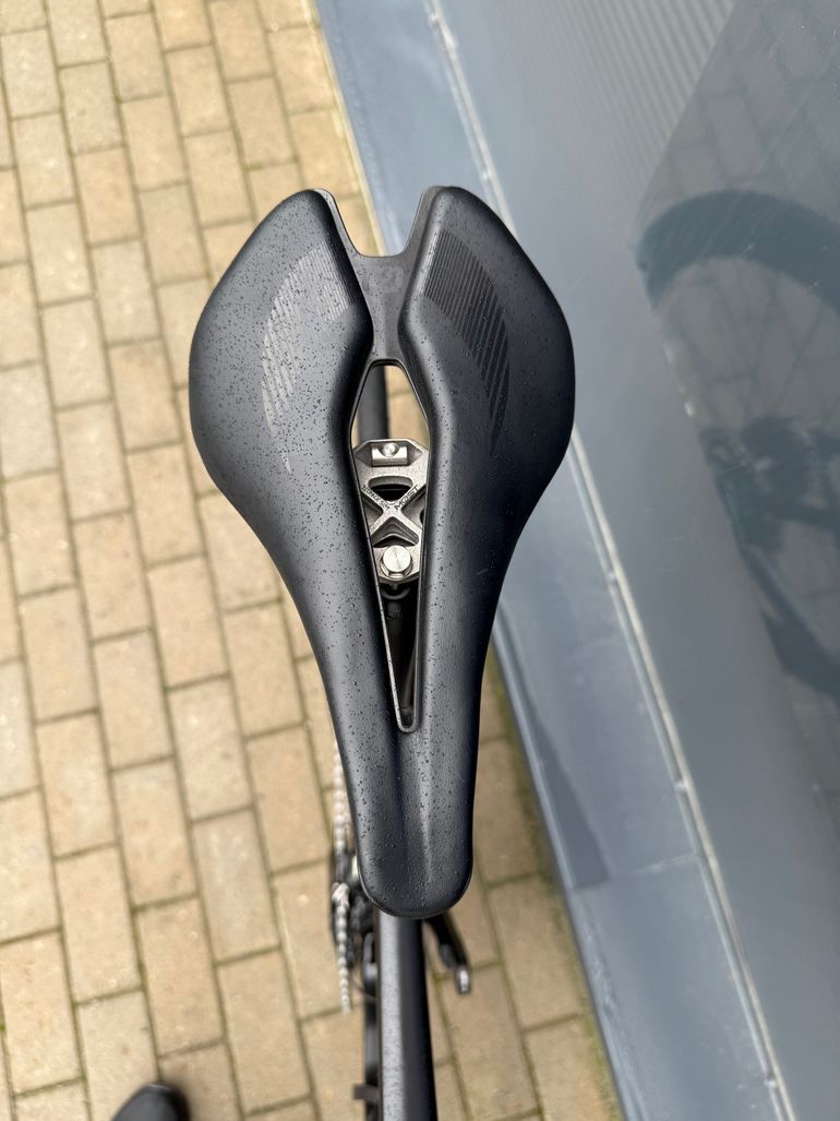 Used Pinarello DOGMA F DURA ACE Di2 Disc 2023 2023 Road & Gravel, Negro — image 9 of 9