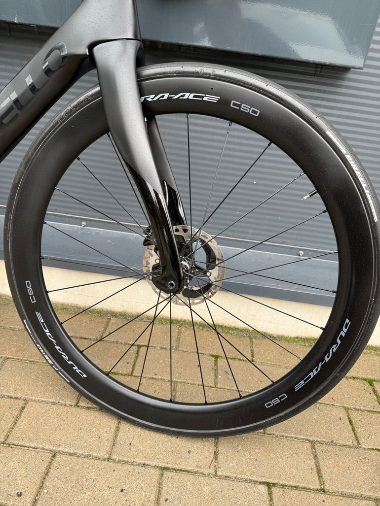 Used Pinarello DOGMA F DURA ACE Di2 Disc 2023 2023 Road & Gravel, Negro — image 5 of 9
