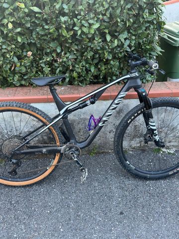 Canyon Lux CF 6 2022 2022 Mountainbike usato, Nero — immagine 4 di 5