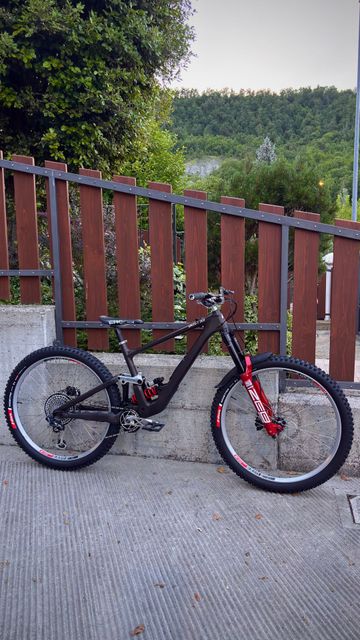 Used Specialized Enduro Expert 2022 2022 Mountainbike, Black, 29 — image 2 of 3