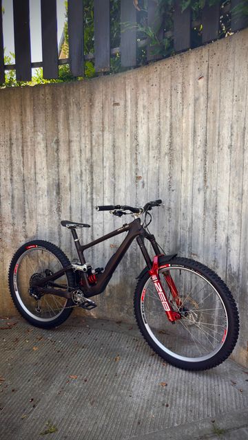 Used Specialized Enduro Expert 2022 2022 Mountainbike, Black, 29 — image 3 of 3