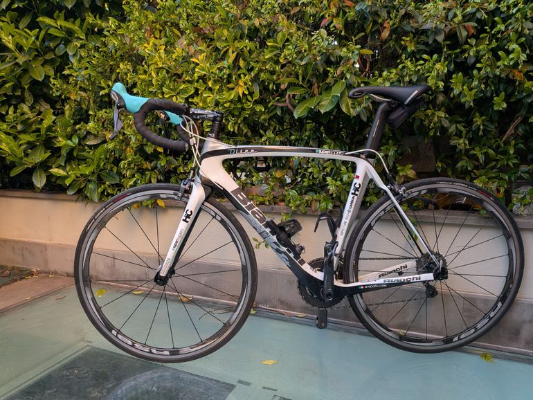 Used Bianchi Oltre Superleggera Ultegra 10v 2012 Road & Gravel, White — image 2 of 9