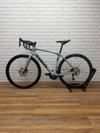 Used Trek Domane SL 7 Gen 4 2023 2023 Road & Gravel, Light Gray — image 4 of 6