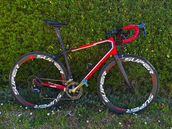 Used Focus Focus Izalco Full Carbon Ultegra 2016 Road & Gravel, Red — image 1 of 13