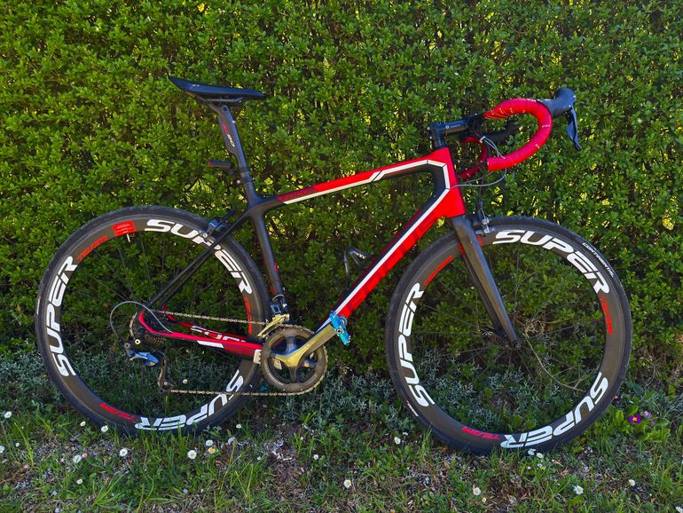 Used Focus Focus Izalco Full Carbon Ultegra 2016 Road & Gravel, Red — image 1 of 13