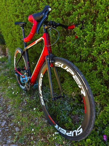 Used Focus Focus Izalco Full Carbon Ultegra 2016 Road & Gravel, Red — image 2 of 13