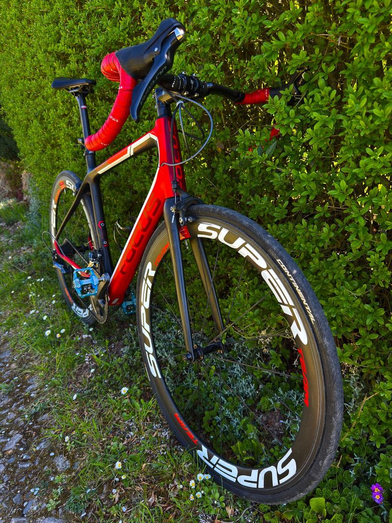 Used Focus Focus Izalco Full Carbon Ultegra 2016 Road & Gravel, Red — image 2 of 13