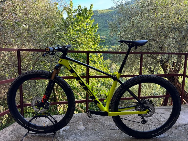 Used Trek Procaliber 9.6 2022 2022 Mountainbike, Black, 29 — image 1 of 4