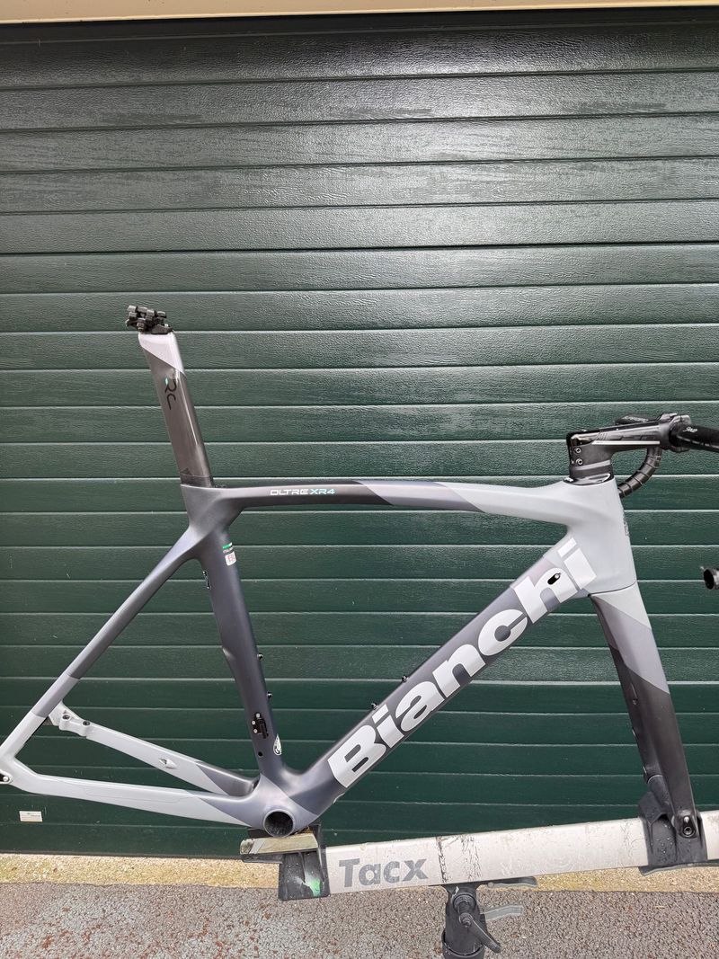 Käytetty Bianchi Oltre XR4 Frame Kit 2023 Frameset 2023 Road & Gravel — kuva 1 / 8