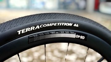 Used BMC Kaius SRAM Rival eTap AXS 2027 Road & Gravel, Light Gray — image 12 of 13