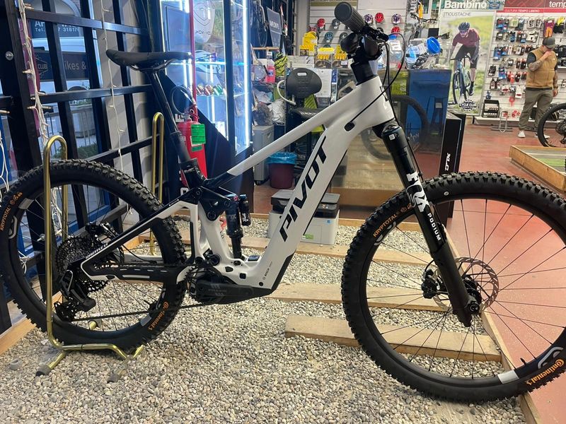Pivot SHUTTLE LT PRO 2026 BOSCH CX-R 800wh 2026 MTB d'occasion